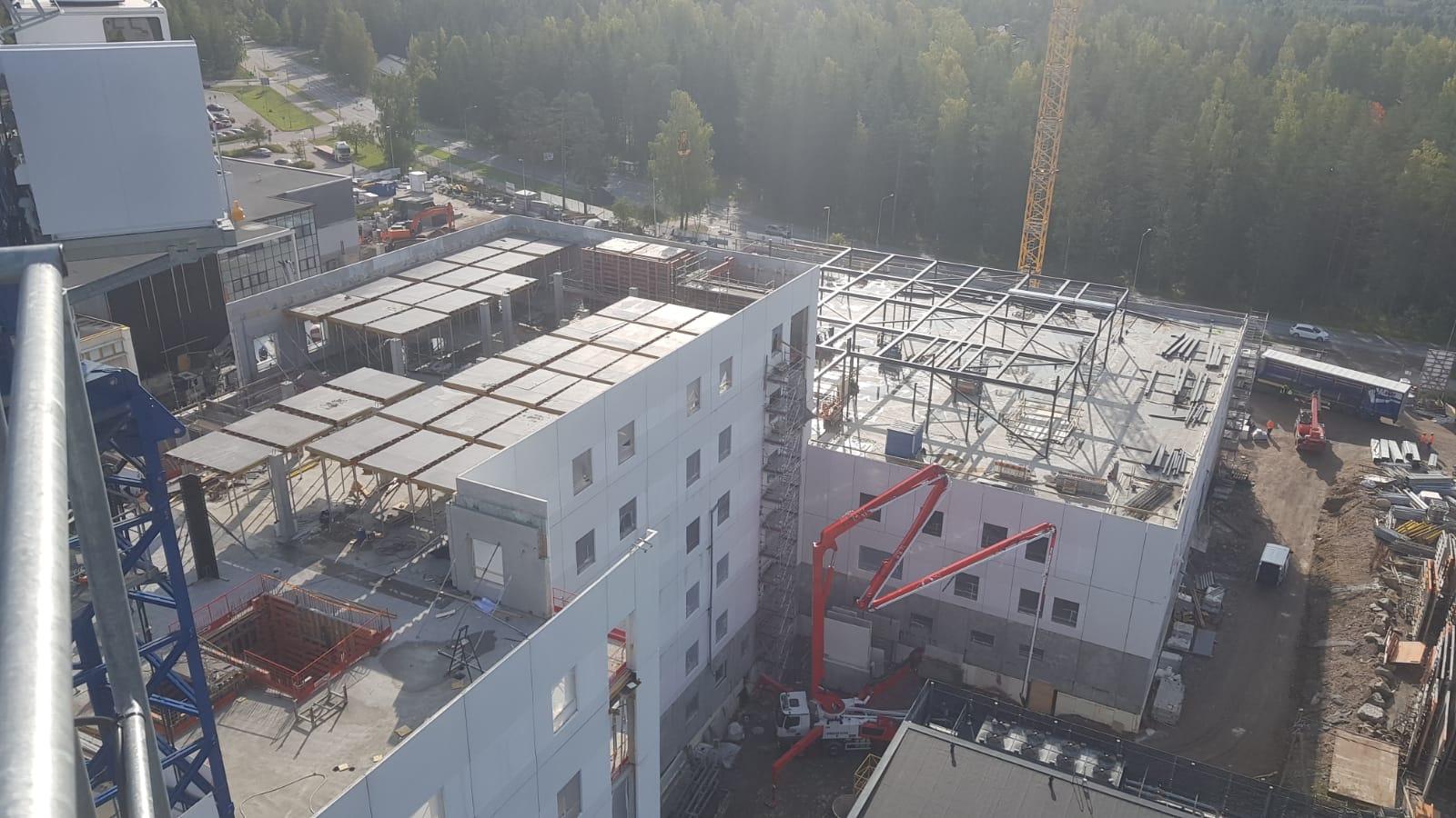 Toimiva ja tilava avokeittiö saarekkeella